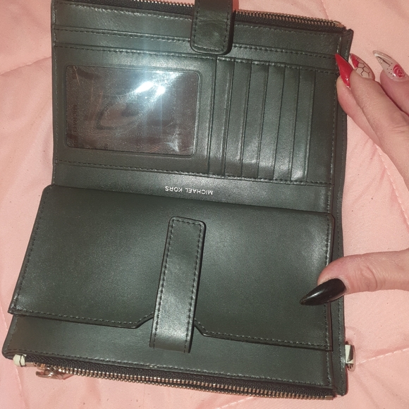Michael Kors wallet - Picture 1 of 4